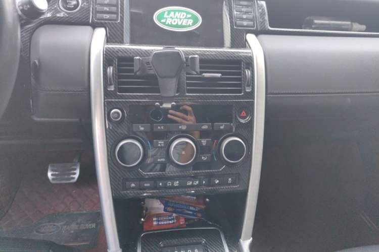 Used Land Rover Discovery Sport 2017 2.0T HSE Audio And AC Panel