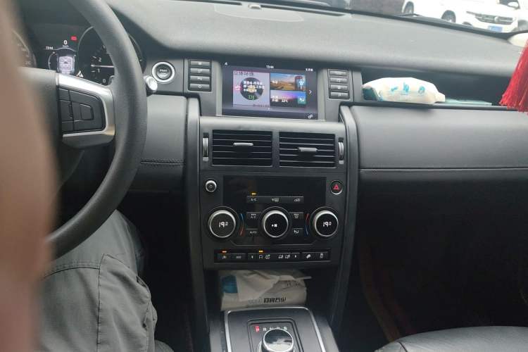 Used Land Rover Discovery Sport 2017 2.0T PURE Audio And AC Panel