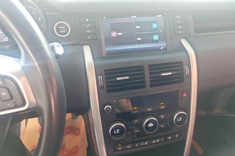 Used Land Rover Discovery Sport 2017 2.0T SE Audio And AC Panel