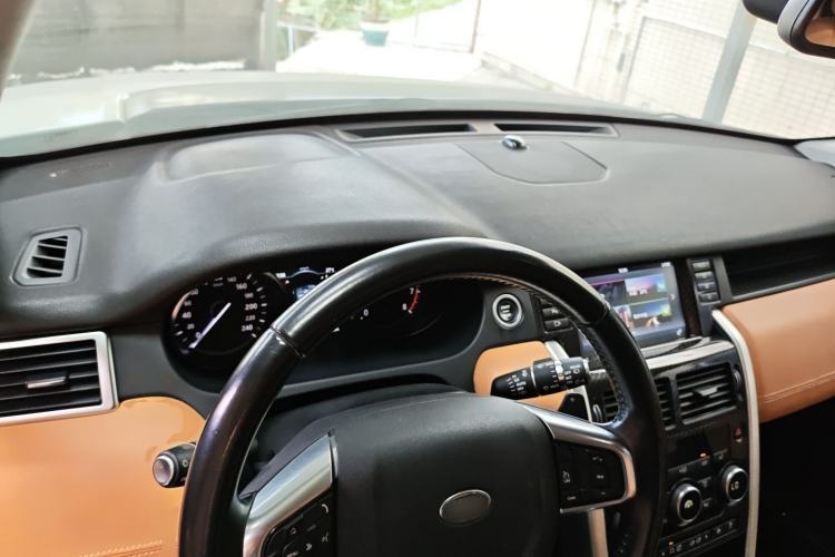 Used Land Rover Discovery Sport 2017 2.0T HSE Center Console