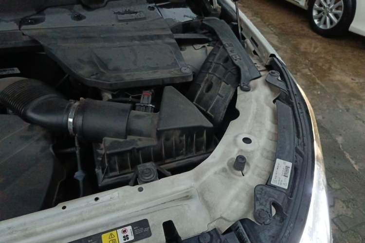 Used Land Rover Discovery Sport 2017 2.0T SE Engine Bay Left