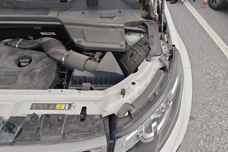 Used Land Rover Discovery Sport 2017 2.0T SE Engine Bay Left