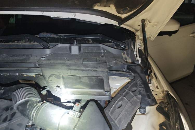 Used Land Rover Discovery Sport 2017 2.0T SE Engine Bay Left