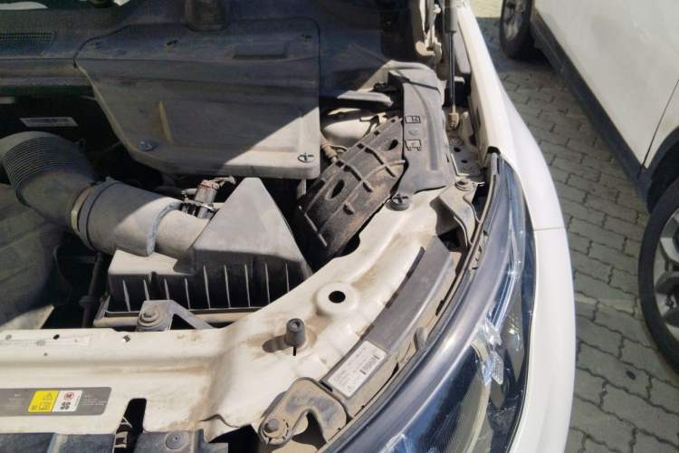 Used Land Rover Discovery Sport 2017 2.0T PURE Engine Bay Left