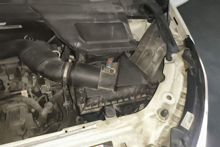 Used Land Rover Discovery Sport 2017 2.0T SE Engine Bay Left