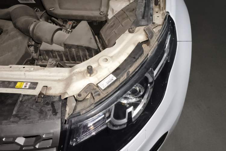 Used Land Rover Discovery Sport 2017 2.0T SE Engine Bay Left