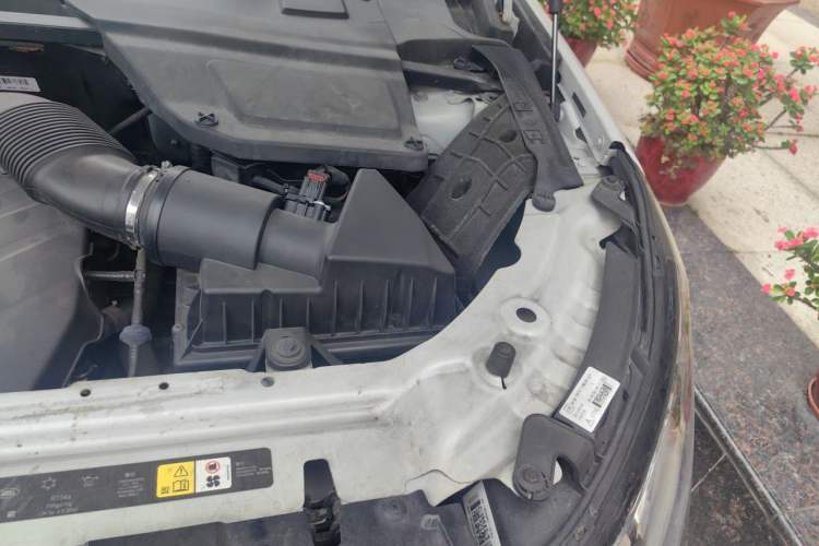 Used Land Rover Discovery Sport 2017 2.0T Cool Black Limited Edition Engine Bay Left