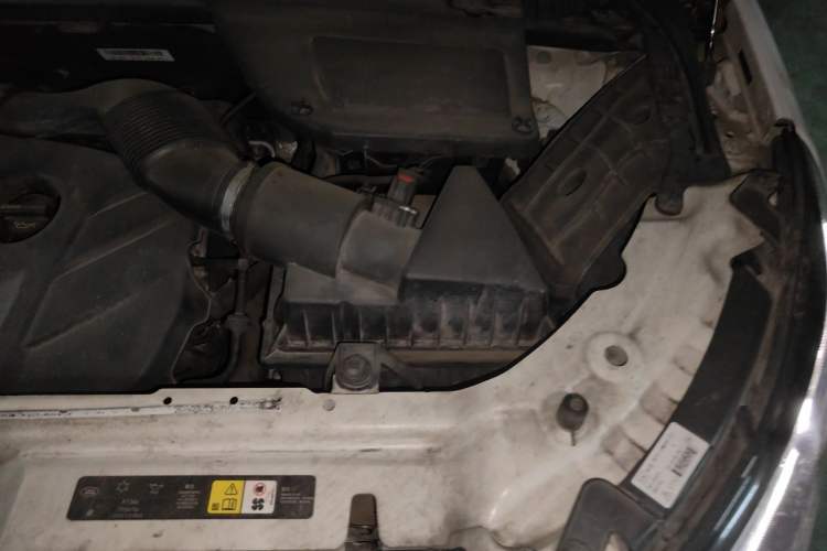 Used Land Rover Discovery Sport 2017 2.0T SE Engine Bay Left