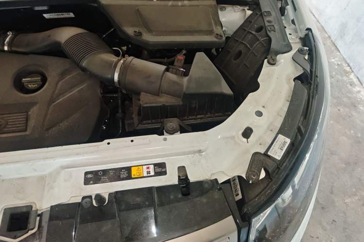 Used Land Rover Discovery Sport 2017 2.0T SE Engine Bay Left