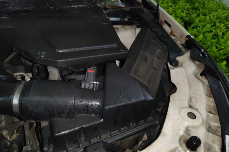 Used Land Rover Discovery Sport 2017 2.0T SE Engine Bay Left