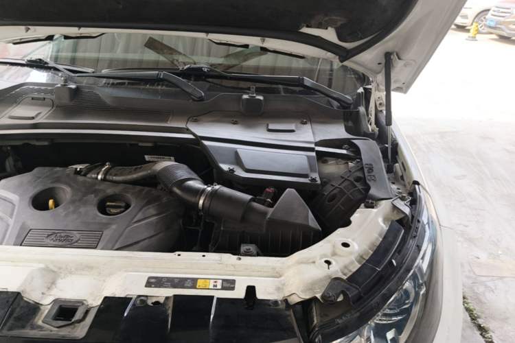 Used Land Rover Discovery Sport 2017 2.0T SE Engine Bay Left