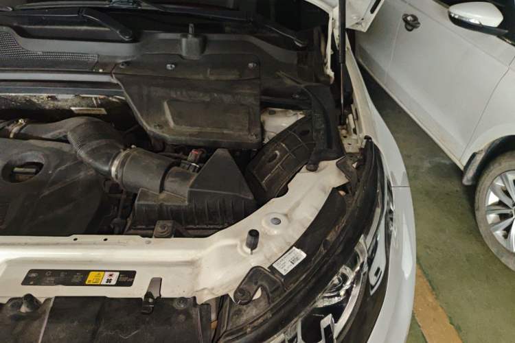 Used Land Rover Discovery Sport 2017 2.0T SE Engine Bay Left