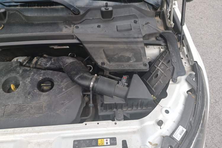 Used Land Rover Discovery Sport 2017 2.0T SE Engine Bay Left