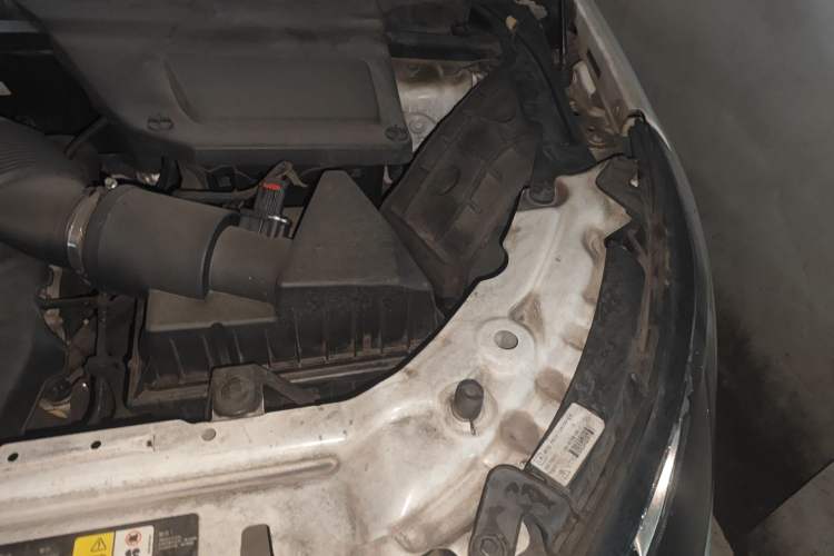 Used Land Rover Discovery Sport 2017 2.0T HSE Engine Bay Left