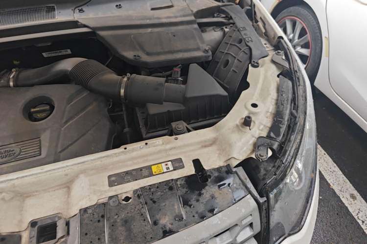 Used Land Rover Discovery Sport 2017 2.0T PURE Engine Bay Left