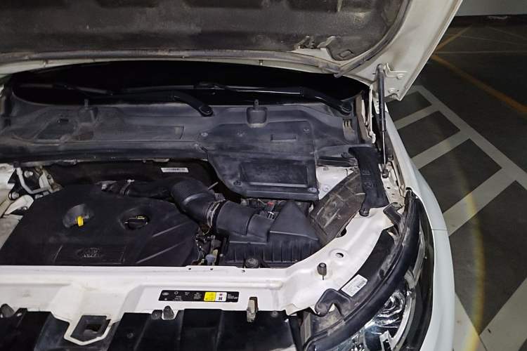 Used Land Rover Discovery Sport 2017 2.0T HSE Engine Bay Left