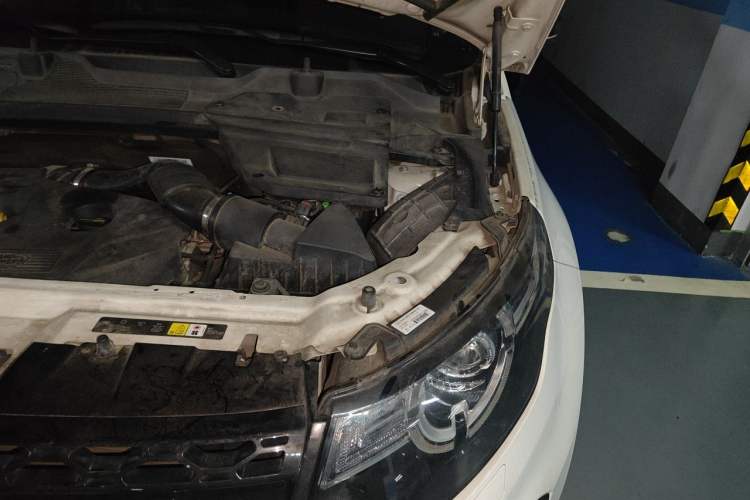 Used Land Rover Discovery Sport 2017 2.0T SE Engine Bay Left