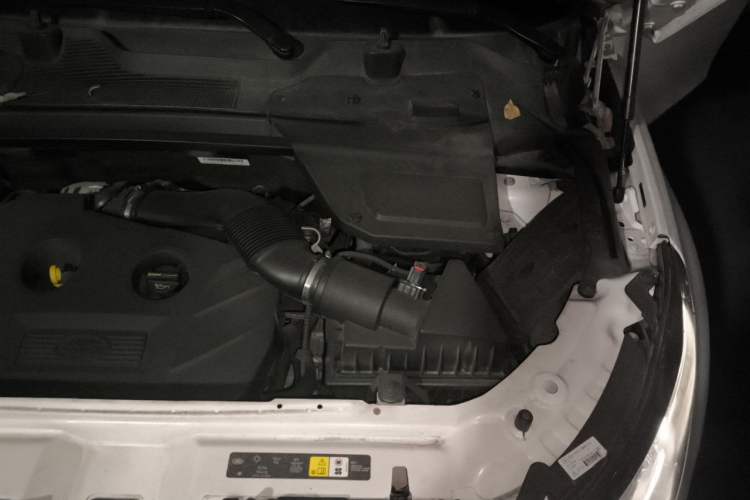 Used Land Rover Discovery Sport 2017 2.0T SE Engine Bay Left