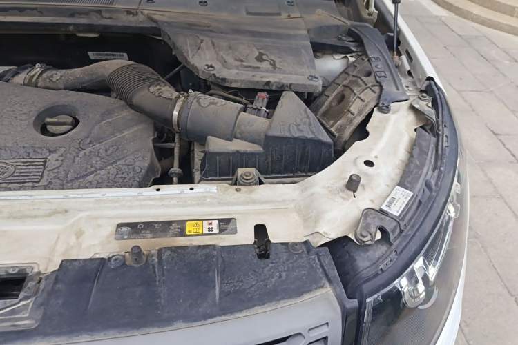 Used Land Rover Discovery Sport 2017 2.0T SE Engine Bay Left