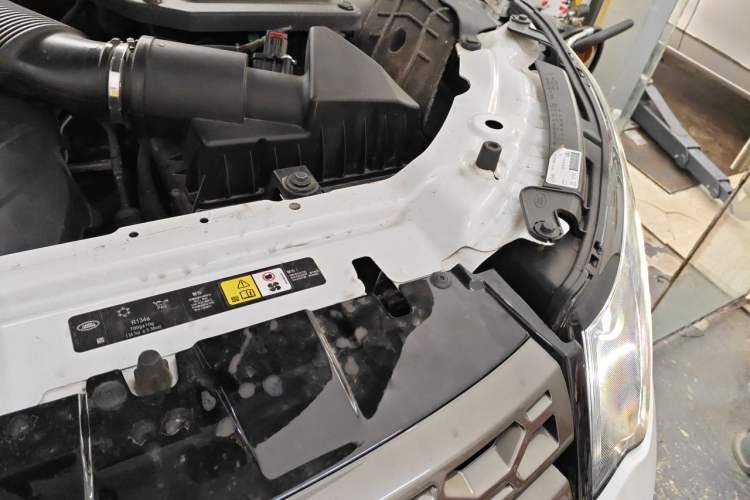 Used Land Rover Discovery Sport 2017 2.0T SE Engine Bay Left