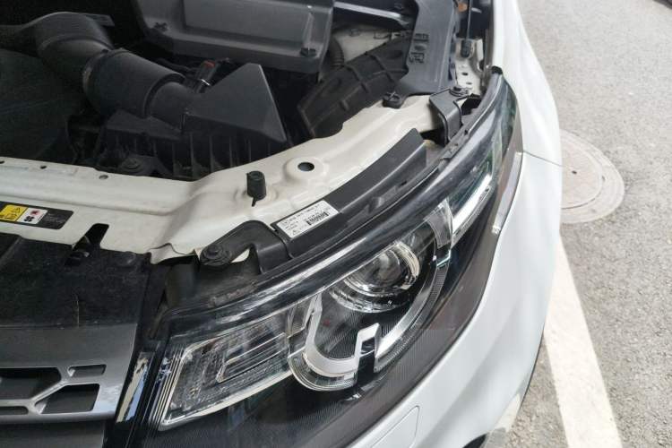 Used Land Rover Discovery Sport 2017 2.0T SE Engine Bay Left