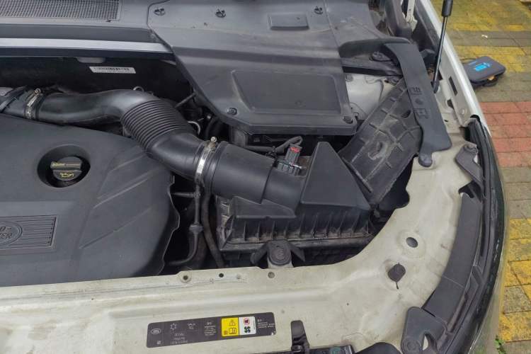 Used Land Rover Discovery Sport 2017 2.0T PURE Engine Bay Left