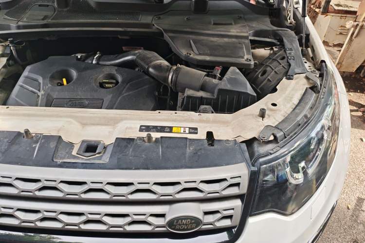 Used Land Rover Discovery Sport 2017 2.0T PURE Engine Bay Left
