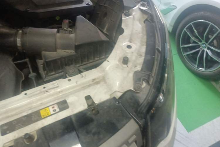 Used Land Rover Discovery Sport 2017 2.0T PURE Engine Bay Left