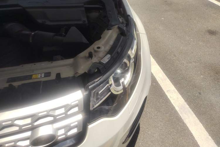 Used Land Rover Discovery Sport 2017 2.0T HSE Engine Bay Left