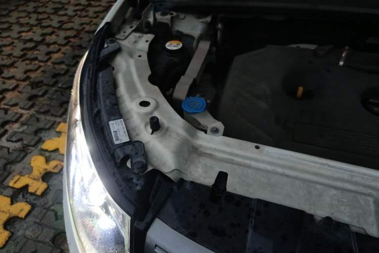 Used Land Rover Discovery Sport 2017 2.0T SE Engine Bay Right
