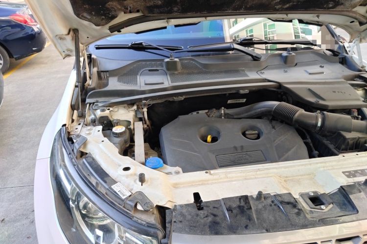 Used Land Rover Discovery Sport 2017 2.0T SE Engine Bay Right