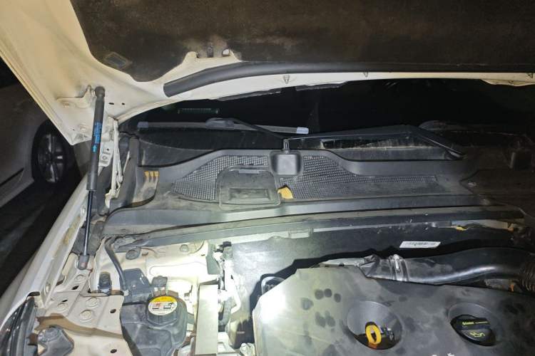 Used Land Rover Discovery Sport 2017 2.0T SE Engine Bay Right