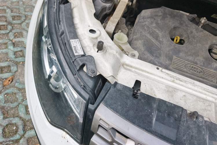 Used Land Rover Discovery Sport 2017 2.0T SE Engine Bay Right