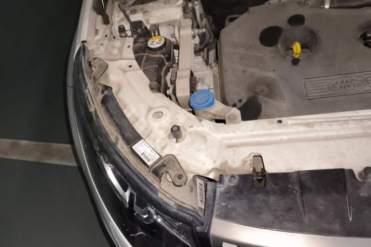 Used Land Rover Discovery Sport 2017 2.0T SE Engine Bay Right