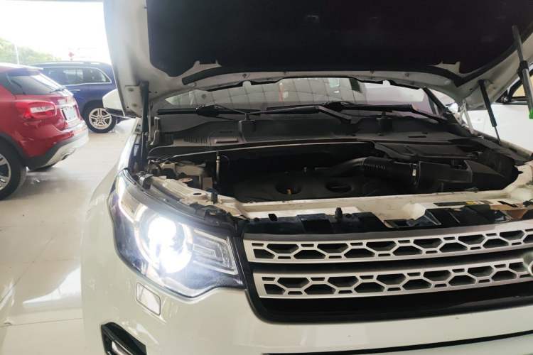 Used Land Rover Discovery Sport 2017 2.0T HSE Engine Bay Right