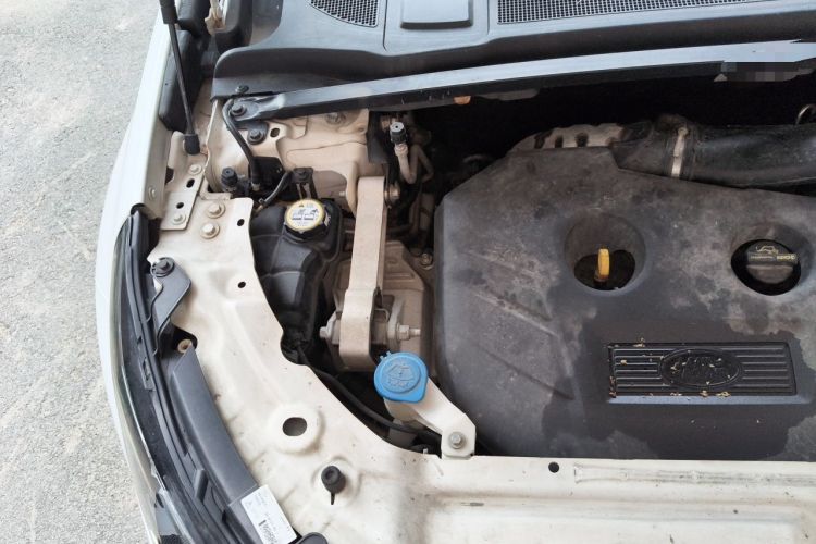 Used Land Rover Discovery Sport 2017 2.0T SE Engine Bay Right