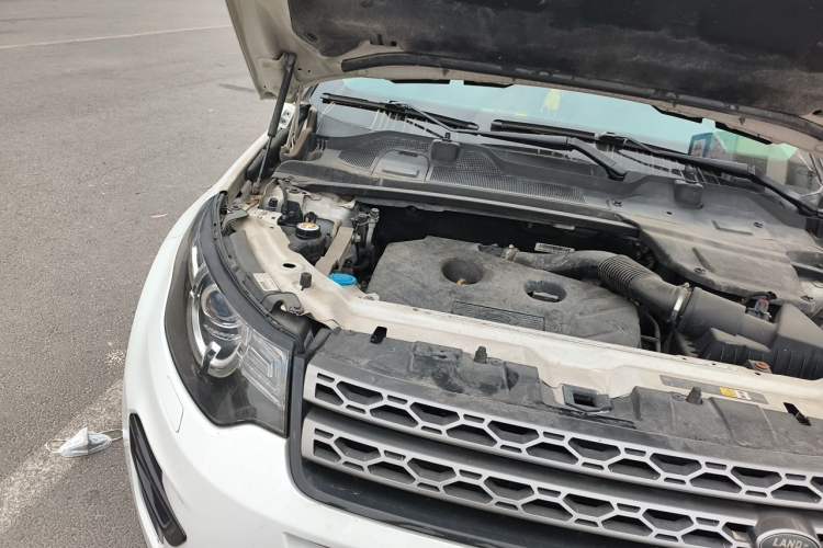 Used Land Rover Discovery Sport 2017 2.0T SE Engine Bay Right