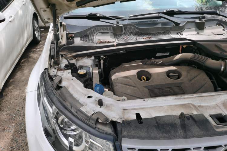 Used Land Rover Discovery Sport 2017 2.0T SE Engine Bay Right