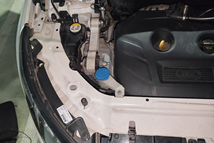 Used Land Rover Discovery Sport 2017 2.0T SE Engine Bay Right