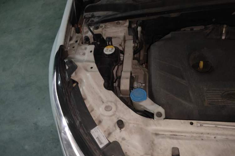 Used Land Rover Discovery Sport 2017 2.0T SE Engine Bay Right
