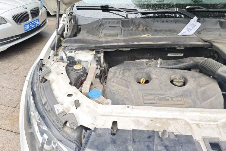 Used Land Rover Discovery Sport 2017 2.0T SE Engine Bay Right