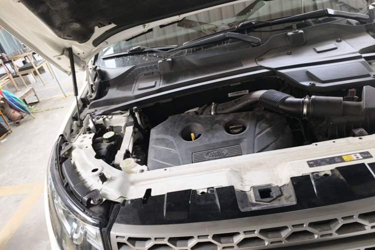 Used Land Rover Discovery Sport 2017 2.0T SE Engine Bay Right