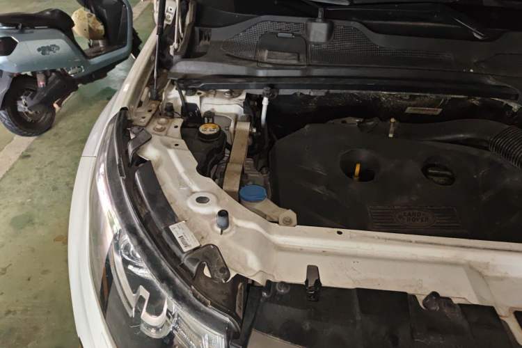 Used Land Rover Discovery Sport 2017 2.0T SE Engine Bay Right