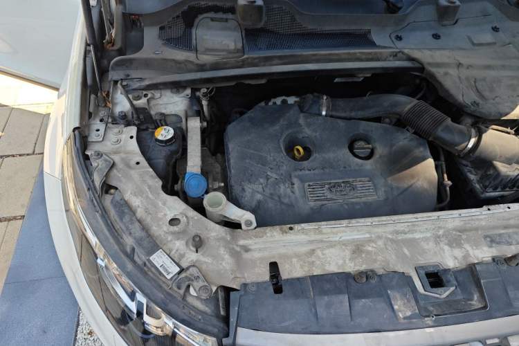 Used Land Rover Discovery Sport 2017 2.0T SE Engine Bay Right