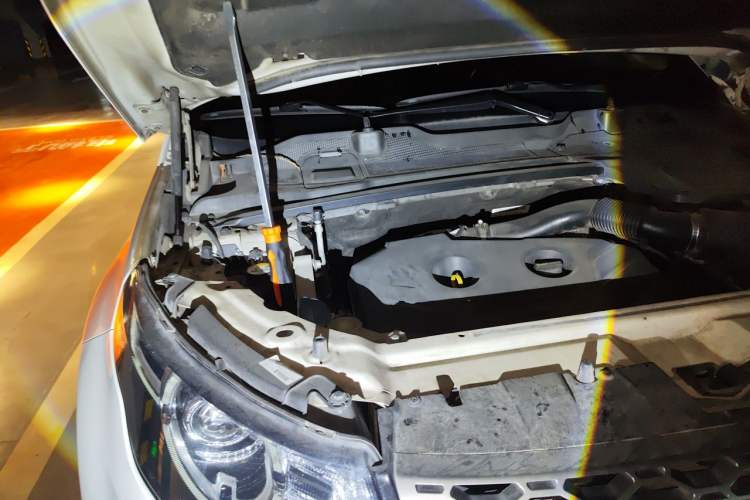 Used Land Rover Discovery Sport 2017 2.0T SE Engine Bay Right