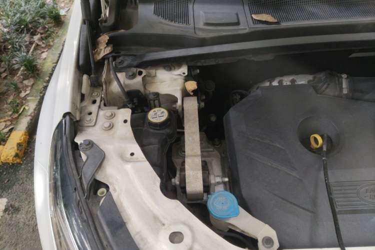 Used Land Rover Discovery Sport 2017 2.0T SE Engine Bay Right