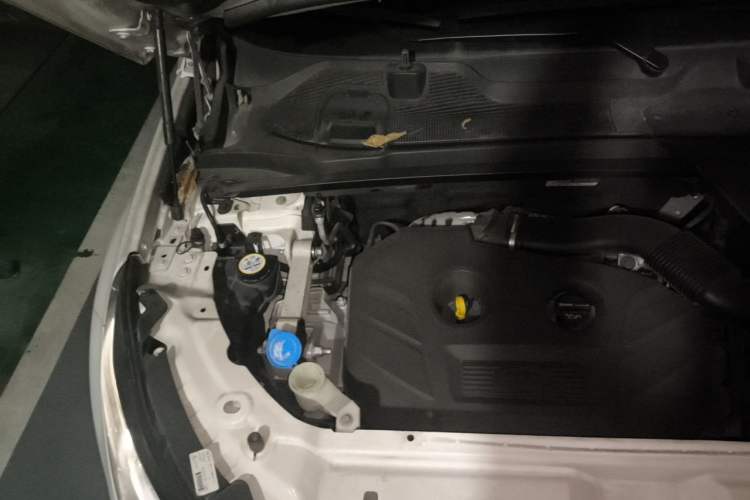 Used Land Rover Discovery Sport 2017 2.0T SE Engine Bay Right