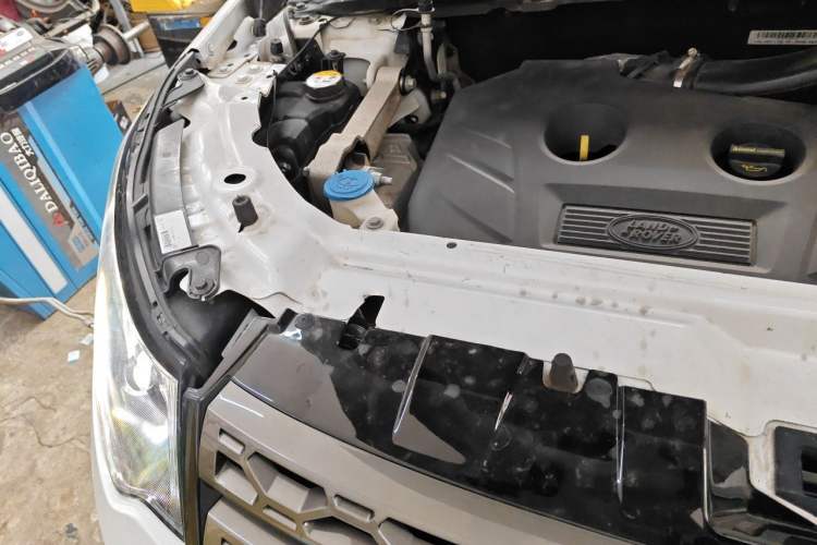 Used Land Rover Discovery Sport 2017 2.0T SE Engine Bay Right