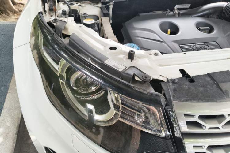 Used Land Rover Discovery Sport 2017 2.0T SE Engine Bay Right