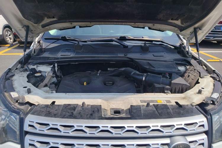 Used Land Rover Discovery Sport 2017 2.0T HSE Engine Bay